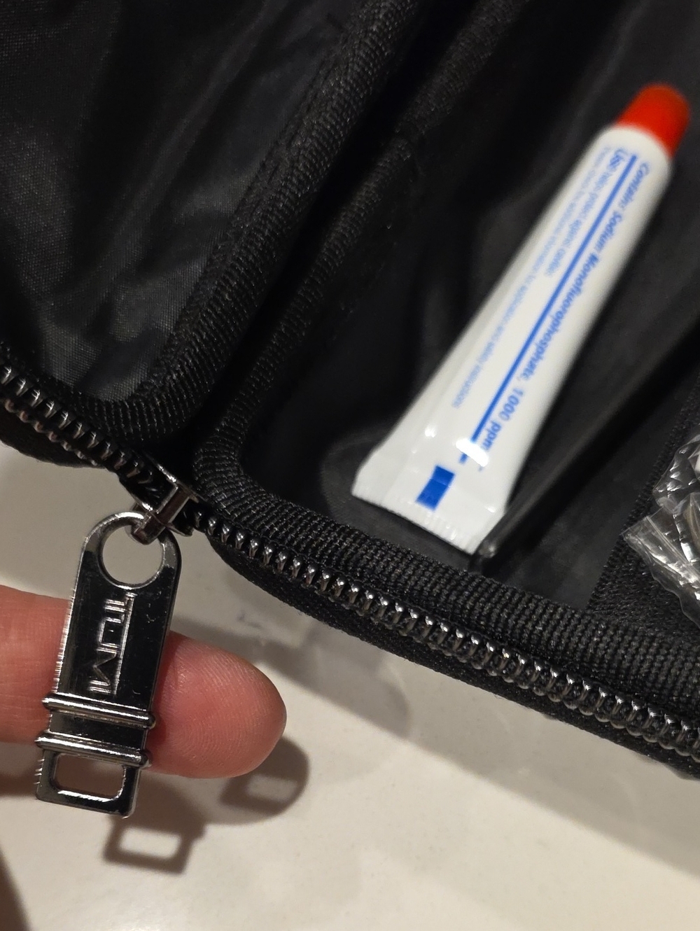 TUMI For Delta Black Hard Shell Cosmetic Toiletries Zip Travel Case - Picture 4 of 4